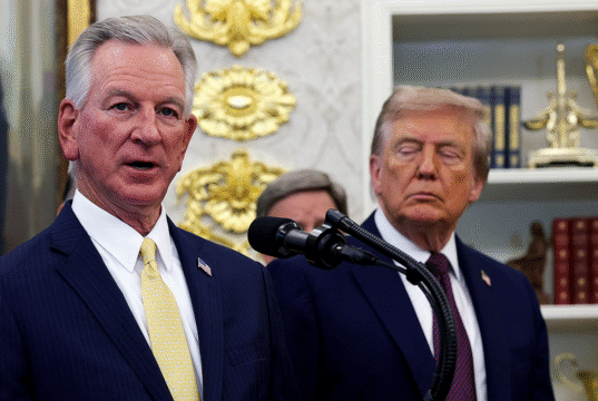 Senator Tuberville ostrzega burmistrza Alabamy Stewarta w związku z planami ochrony ICE